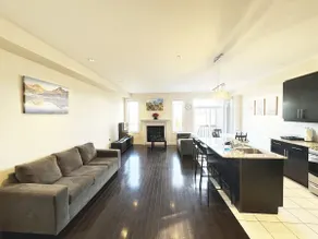Richmond Hill/Luxury Semi-Detached/Comfortable 4 Bedrooms, 3.5 Bathrooms (Parking for 3-4 cars) - Image 3