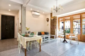 Bright & Elegant City Centre 3 bedroom Apartment - Image 2