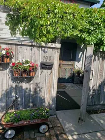 Charming Carriage House-Great Location + King Bed. - Image 3