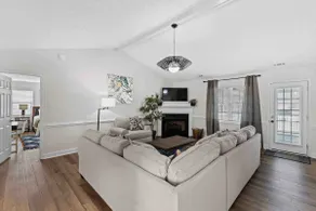 4 BR Home / 5 mins to DT / Game Room / 5 Stars - Image 2