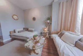 4BDRM Gorgeous Apt Pilsen Private Prking Available - Image 2