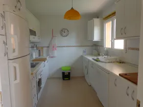 Hus med stor trädgård vid havet. - Image 4