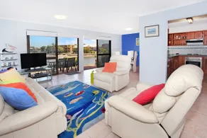 Comfortable Two Bedroom Apartment on canal - Image 4