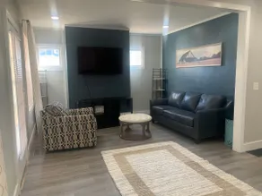 Fresh Remodel Modern-Home Walking Dist. 2 Hospital - Image 3