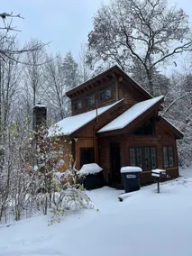 Charming Cozy Rustic Cabin in the Woods - Image 5