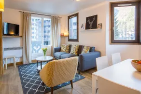 Stylish 2-bed in pedestrianised square + parking - Image 2