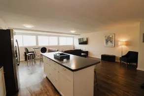 🌃Stylish & Comfy | 5⭐️Location, Views, Queen Beds🌌 - Image 2