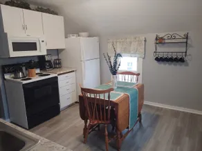 Lakeshore Bungalow - Image 3