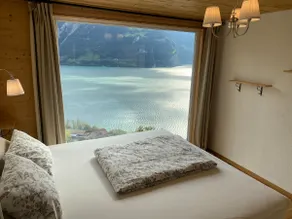Chalet with lake & mountain views - Image 4