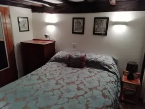 Self-contained unit, parking & 3 mins walk to town - Image 3