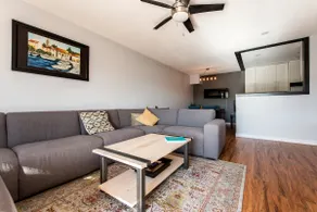 Fraser Street bright and cheery condo (licensed) - Image 2
