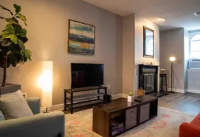 Renovated top floor unit! Close to downtown! - Image 2