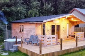 Luxury log cabin with wood fired hot tub - Image 2