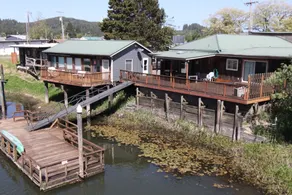 THE STARDBOARD HOUSE ON THE WATER - Image 3