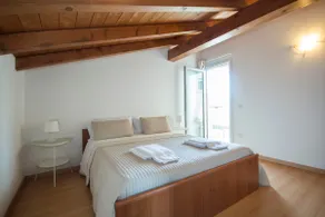 Apartment with swimming pool near the beach - Image 4