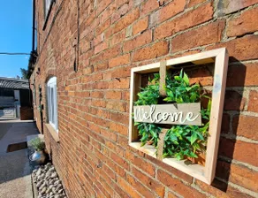 Farmhouse, Derbyshire, nr. Alton Towers sleeps 10 - Image 4