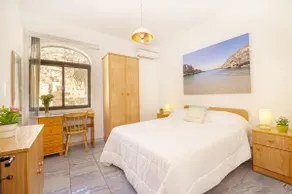 Brilliant Beachfront Apt with Super Sunset Seaview - Image 4