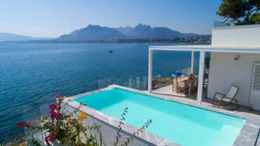 Design house with pool & direct access to the sea - Image 1