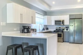 ★New! Modern & Luxurious Suite✔King Bed✔Pool✔Gym★ - Image 2