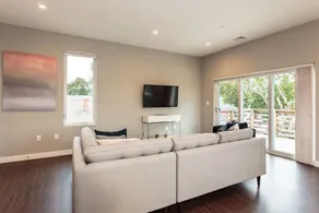 Modern 2 Bedroom with Parking - Image 3
