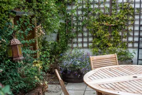 Delightful 2 bed garden cottage (free parking) - Image 4