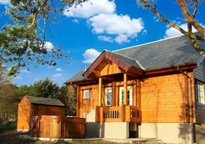 Red Squirrel log cabin with hot tub - Image 5