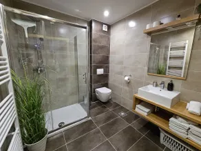 Woodnotes Apartment with outside patio - Image 5