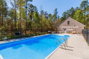 Private and Quiet Pool House Convenient Location - Image 2
