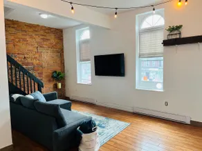 💫Historic 2-bedroom Loft in the ❤️ of Niagara - Image 2