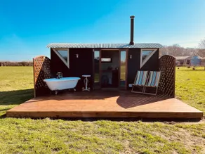 Cosy cabin with outdoor rolltop bath and woodstove - Image 3