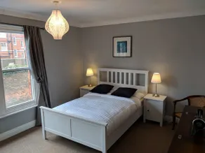 Cathedral Quarter - sleeps 8 - Image 5