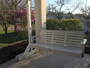 Porch Swing - Saugatuck Farmhouse moderne avec bain à remous, billard et vélos! - Image 2