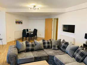 Modern 2 Bed Apartment, Close to Gla Airport & M8 - Image 2