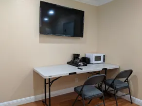 Cozy Luxury Studio with A/C near Airport! - Image 4
