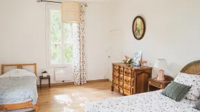 Provencal farmhouse on large wooded grounds in Nîmes - Image 4