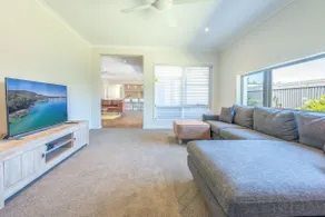 Bright spacious Noosa family home - Image 5