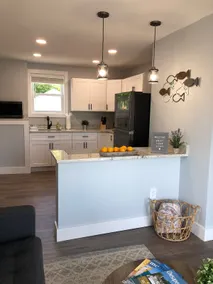 NEW lovely studio apartment with onsite parking! - Image 5