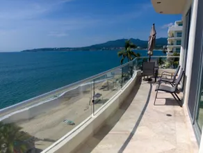 Oceanfront condo with 2 bedrooms, parking - Image 2