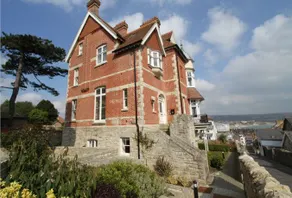 Modernised Victorian apartment with parking - Image 3