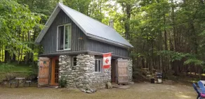 Loft style cabin situated on 2.5 acres of woodland - Image 5