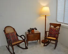 Charming Airy Garden Cottage - 7 Min Walk to Beach - Image 2