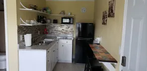Cozy Carrolwood centrally located to all 1/1 - Image 2