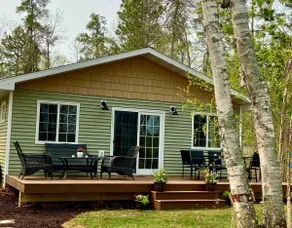 Lakeside 3 bedroom cottage with fireplace - Image 4