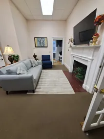 Cozy 2 bedroom, downtown, first floor - Image 5
