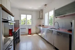 Spacious villa with heated pool and EV charger - Image 4