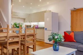 Unique and quirky central apartment with parking - Image 4