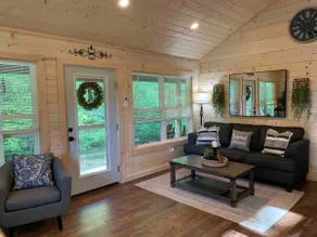 Pearl Creek Cabin – Cozy Waterfront Retreat - Image 4