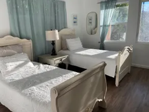 Spacious Bright Renovated | No guest service fees - Image 5