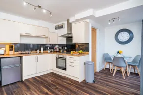 Beautiful Flat Town Centre 55 inch Smart TV + Netflix - Image 4
