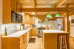 Mt. Baker Lodge hot tub & sauna, creek sleeps 16+ - Image 5